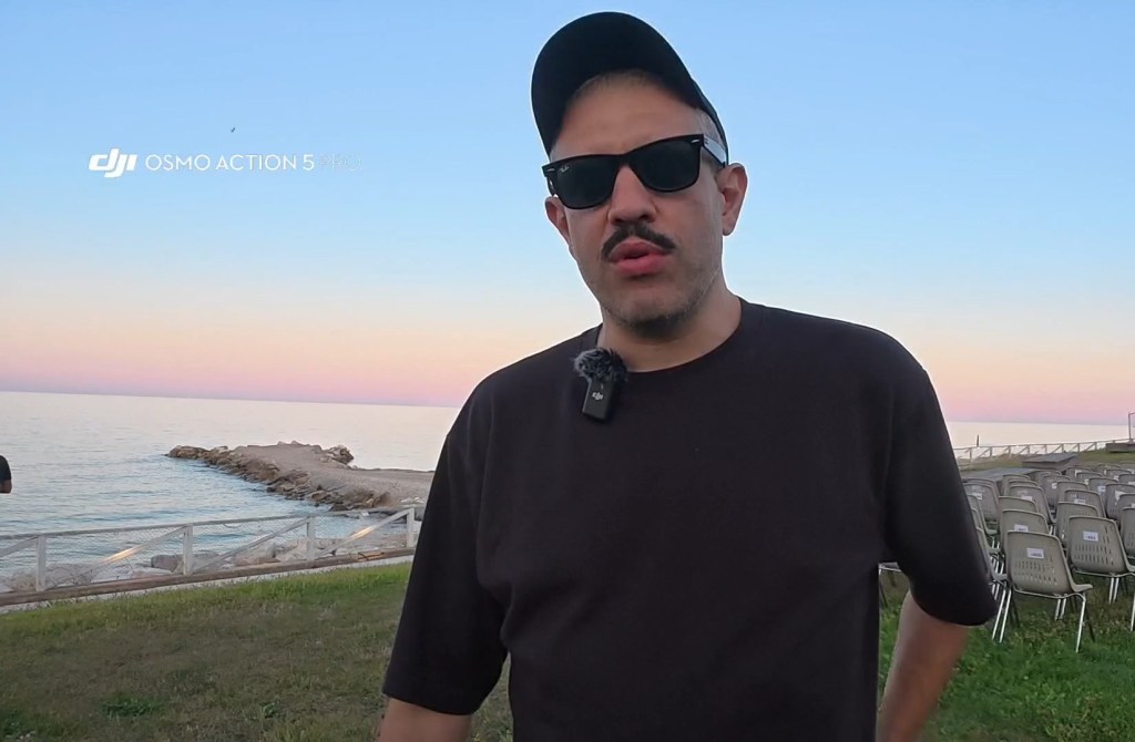 «Ma è un lavoro vero?»: Francesco De Carlo si racconta tra tour all’estero, il boom della stand-up in Italia e le risate vista mare a&nbsp;Grottammare
